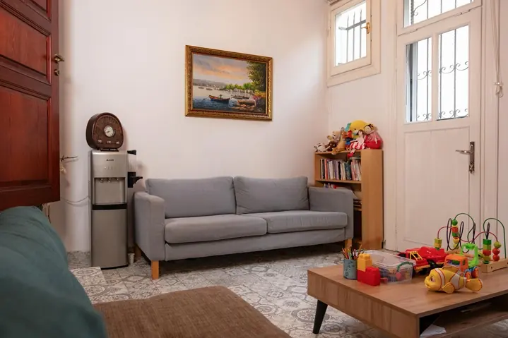 Gri kanepeli, oyuncak masalı aile bekleme alanı