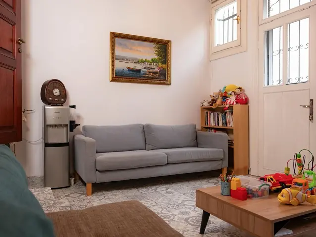 Gri kanepeli, oyuncak masalı aile bekleme alanı
